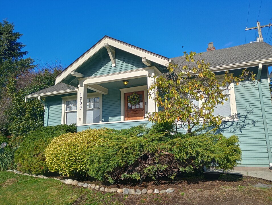 1209 32nd St in Everett, WA - Building Photo