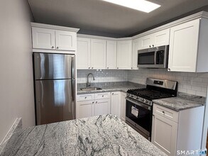 1168 Main St, Unit B2 in Stratford, CT - Foto de edificio - Building Photo