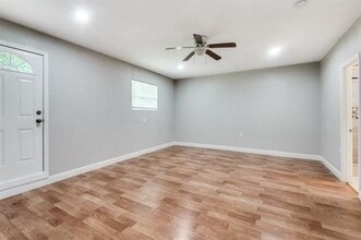 4939 Clear Creek Rd in Dallas, TX - Building Photo - Building Photo