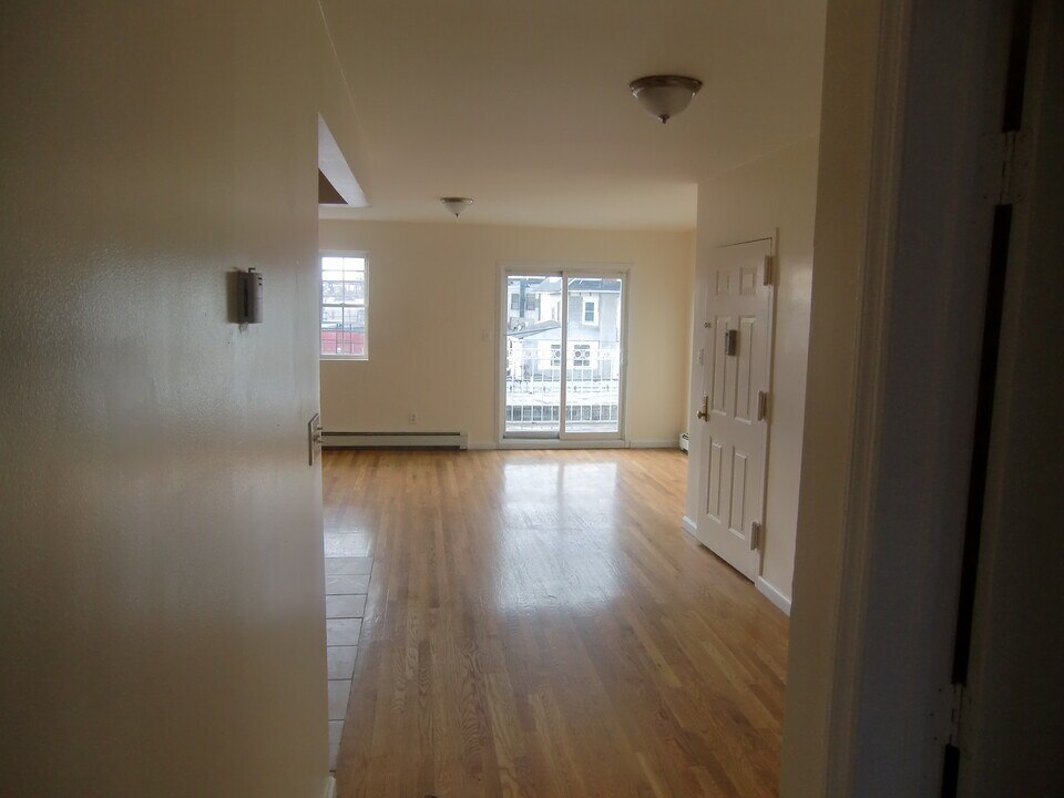 2111 Dix Ave, Unit 3 Fl in Far Rockaway, NY - Building Photo