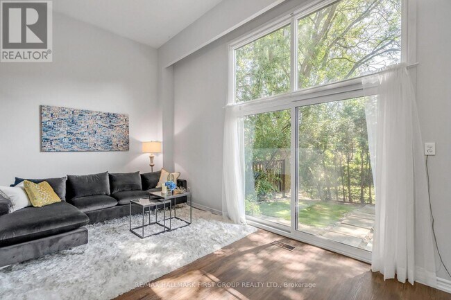 360 Sprucewood Ct in Toronto, ON - Building Photo - Building Photo