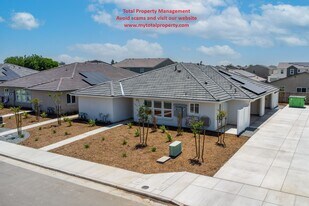 2467 Oakmont Cir in Tulare, CA - Building Photo
