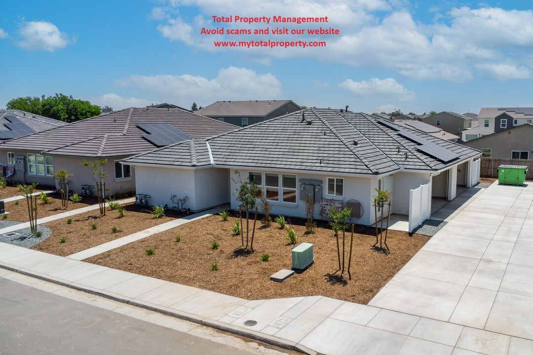 2467 Oakmont Cir in Tulare, CA - Building Photo
