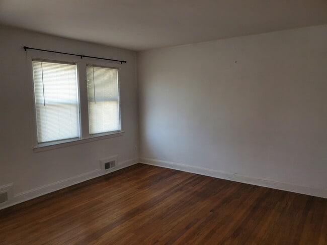 816 N Chapel Gate Ln in Baltimore, MD - Foto de edificio - Building Photo