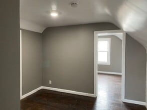 556 16th St, Unit 3 in Niagara Falls, NY - Foto de edificio - Building Photo