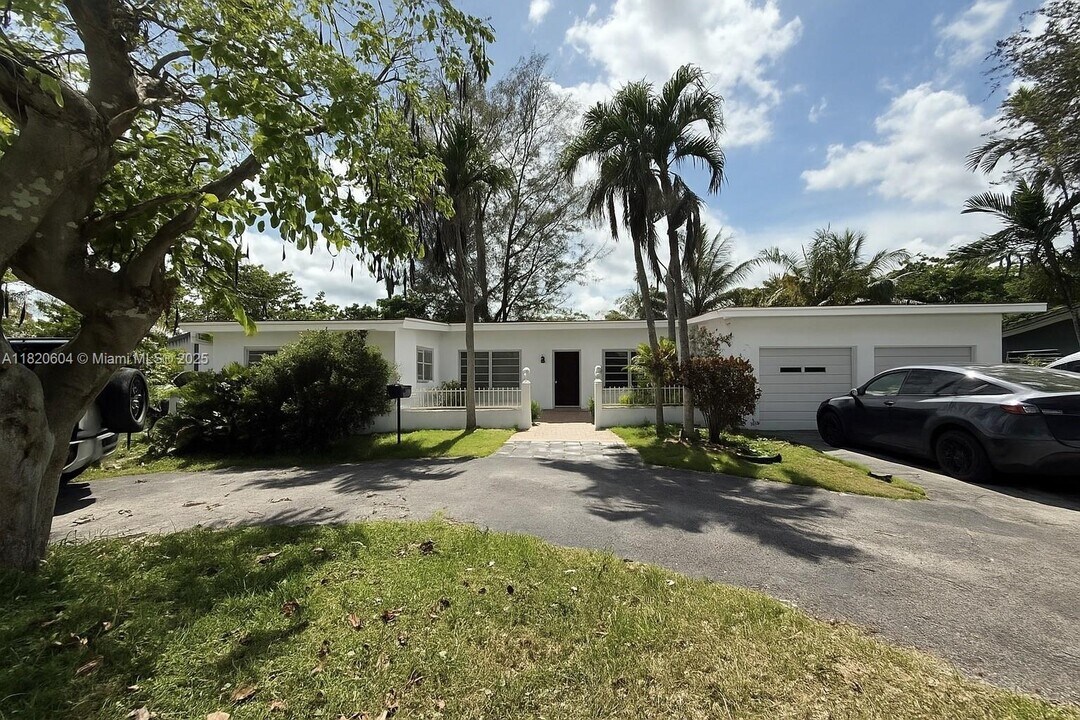 7132 SW 65th Ave in South Miami, FL - Building Photo