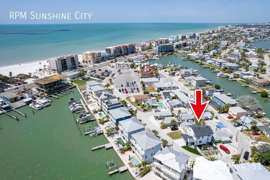429 176th Ave Cir in Redington Shores, FL - Building Photo