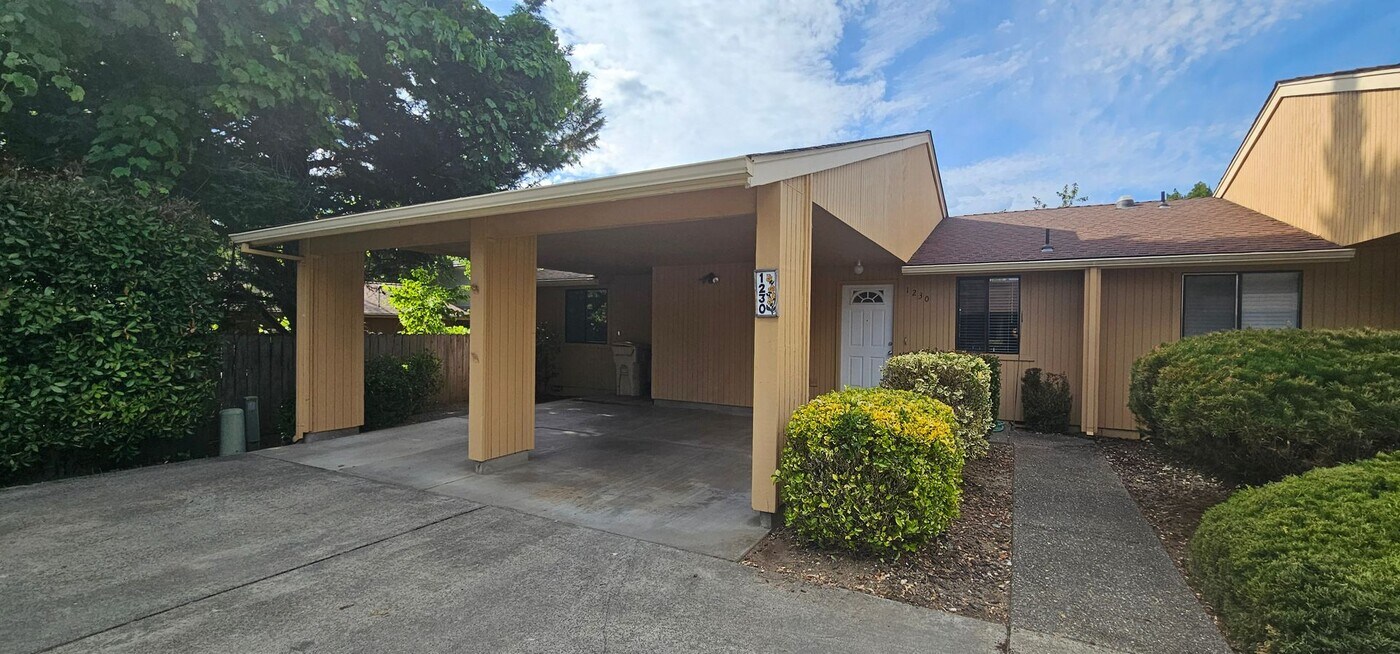 1230 SE Roundtable Dr in Grants Pass, OR - Foto de edificio