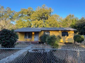 401 S Booker St in Crestview, FL - Building Photo