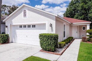 1120 Lake Shore Ranch Dr in Seffner, FL - Building Photo