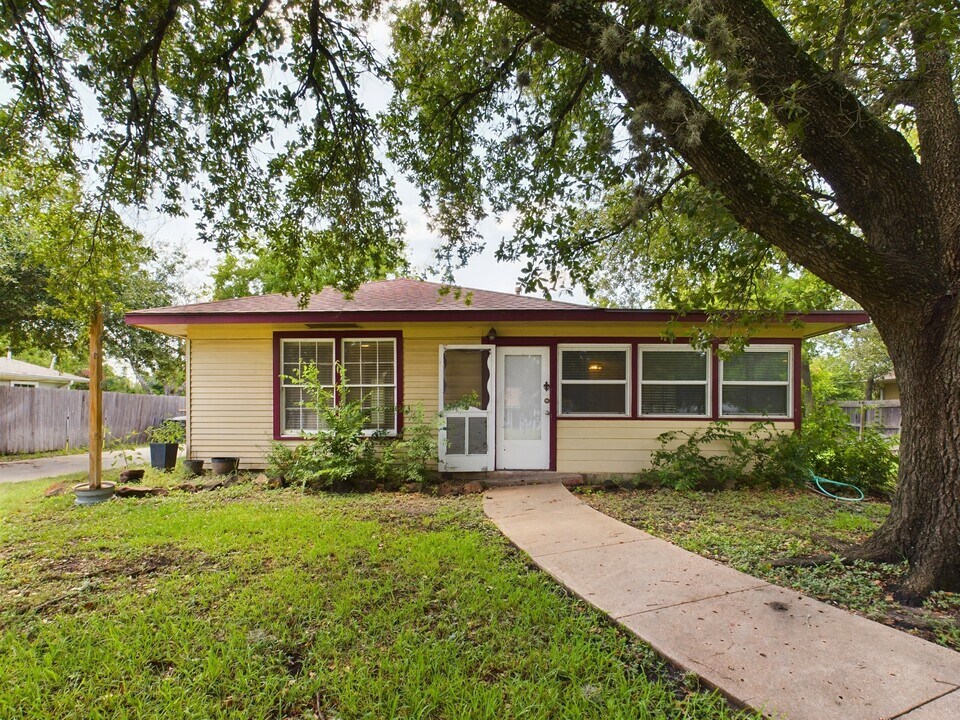 305 Bolton Ave in College Station, TX - Building Photo