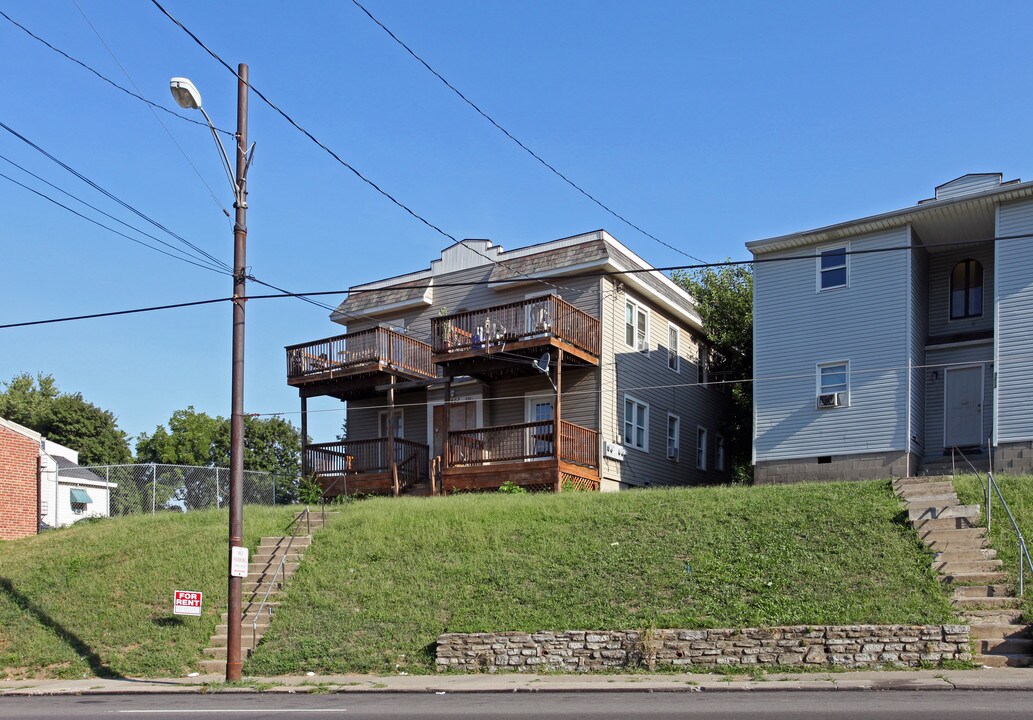 5207 Montgomery Rd in Cincinnati, OH - Building Photo