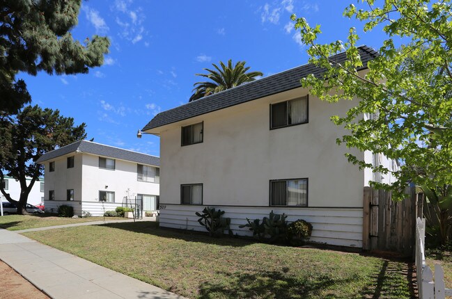 520 N Nevada St in Oceanside, CA - Foto de edificio - Building Photo