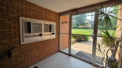 5910 Belmont Ave in Cincinnati, OH - Building Photo - Interior Photo