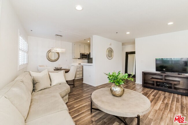 4501 Cedros Ave in Los Angeles, CA - Building Photo - Building Photo