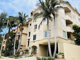 16117 Sunset Blvd in Pacific Palisades, CA - Building Photo