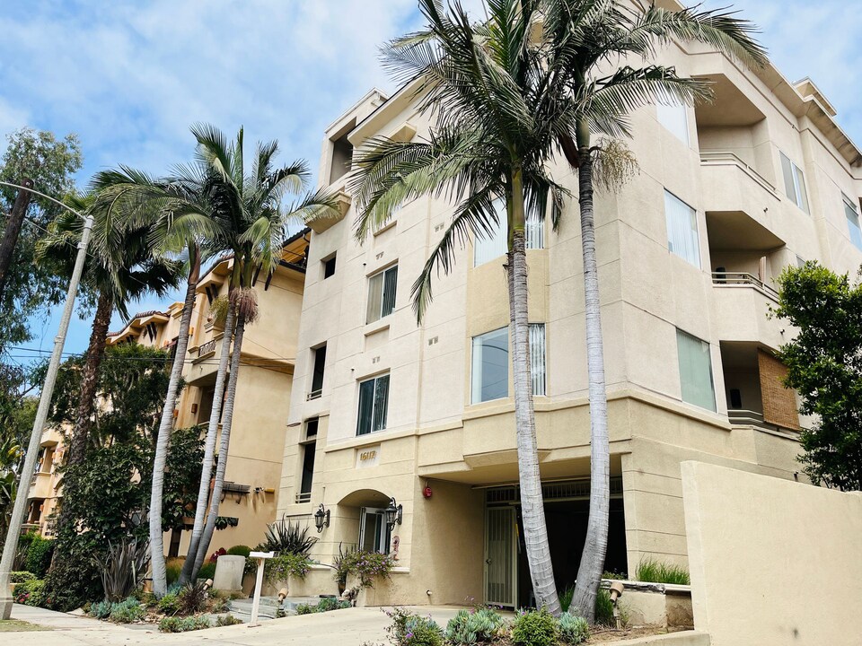 16117 Sunset Blvd in Pacific Palisades, CA - Foto de edificio