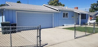 260 W J St in Oakdale, CA - Building Photo