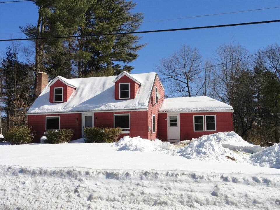 8 Scales Ln in Townsend, MA - Building Photo