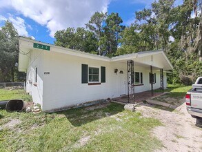 239 Gail Dr. in Satsuma, FL - Foto de edificio - Building Photo