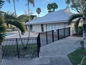 4453 Treehouse Ln in Tamarac, FL - Building Photo - Building Photo