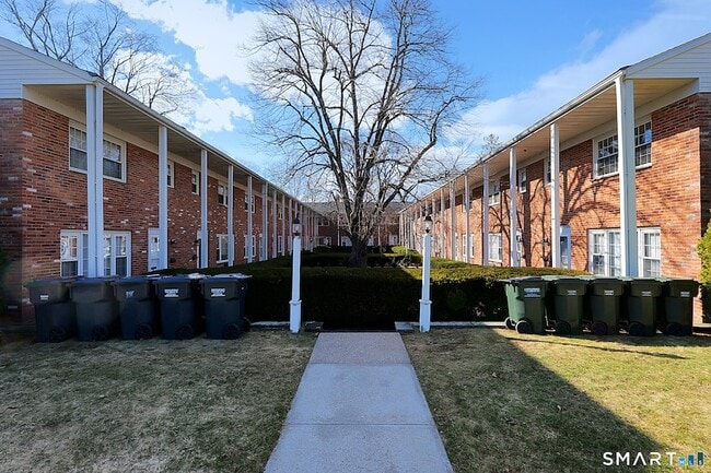 44 Garden St in Farmington, CT - Building Photo - Building Photo