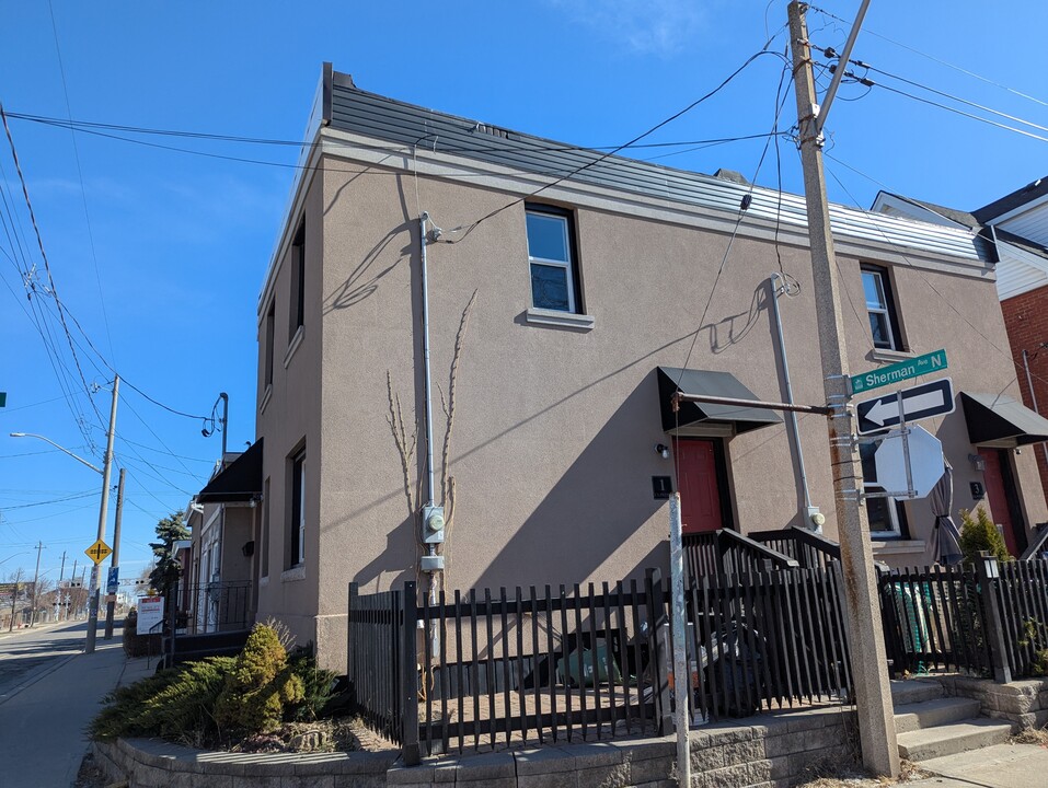 1 Clinton St in Hamilton, ON - Building Photo