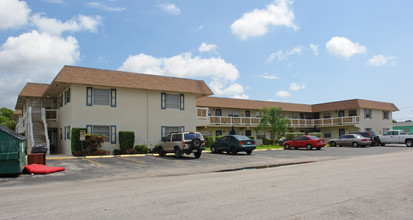 Oakwood Apartments in Fort Lauderdale, FL - Foto de edificio - Building Photo