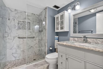 9410 N Hollybrook Lake Dr in Pembroke Pines, FL - Building Photo - Building Photo