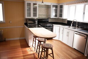 1072 University Pl, Unit Floor 1 in Schenectady, NY - Building Photo