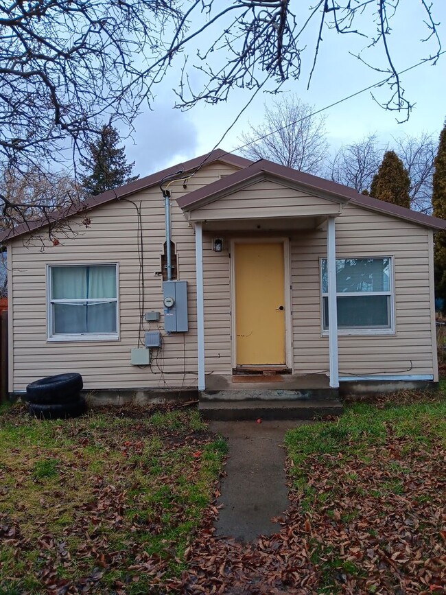 1211 V Ave in La Grande, OR - Building Photo - Building Photo