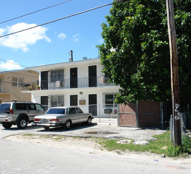 7520 NE Miami Ct in Miami, FL - Foto de edificio - Building Photo