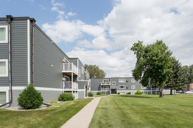 Valley Terrace Apartments - 3315 & 3325 in Grand Forks, ND - Foto de edificio - Building Photo