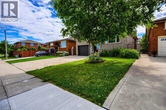 15 Kingsberry St in Hamilton, ON - Building Photo - Building Photo
