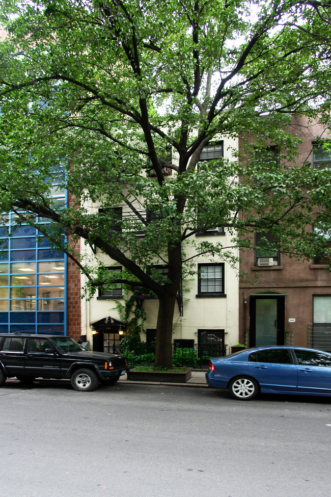 446 W 25th St in New York, NY - Building Photo - Building Photo