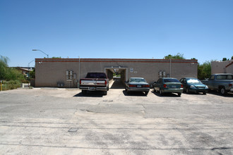 Mountain Garden Apartments in Tucson, AZ - Building Photo - Building Photo