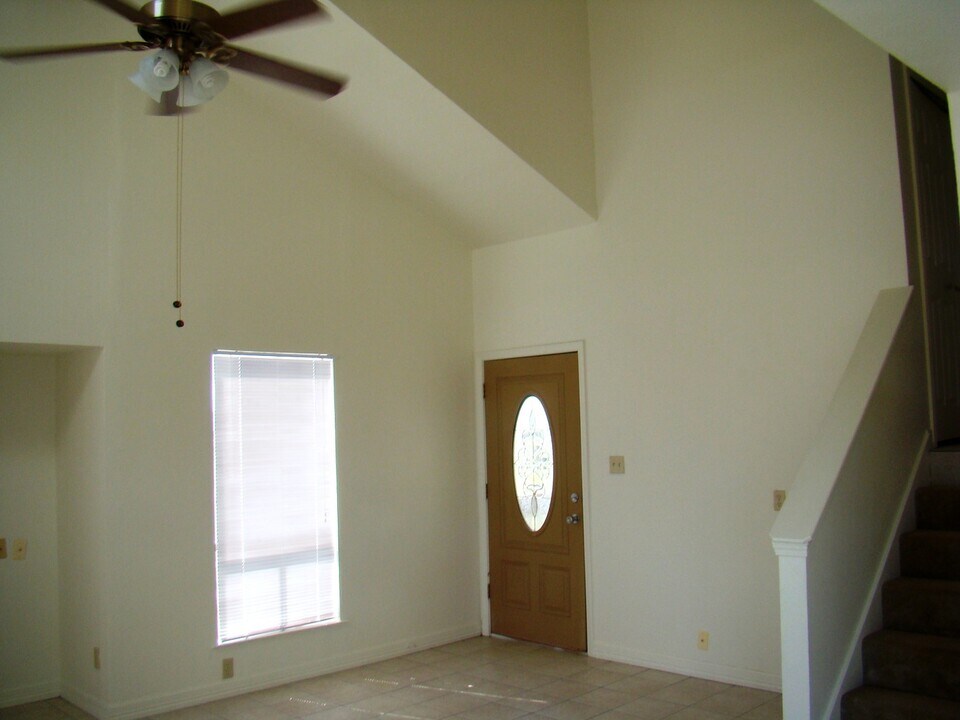 16614 Francis Drake Rd in Jamaica Beach, TX - Building Photo