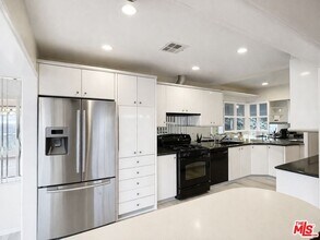 3641 Sunswept Dr in Los Angeles, CA - Building Photo - Building Photo