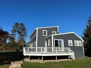 64 Houston Ave in Narragansett, RI - Foto de edificio - Building Photo