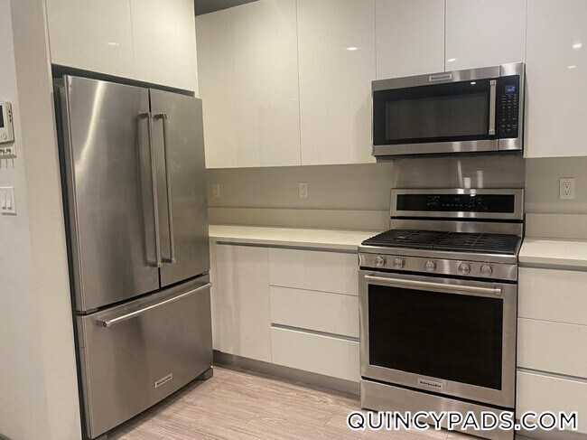 145 Newbury Ave, Unit 13 in Quincy, MA - Foto de edificio - Building Photo