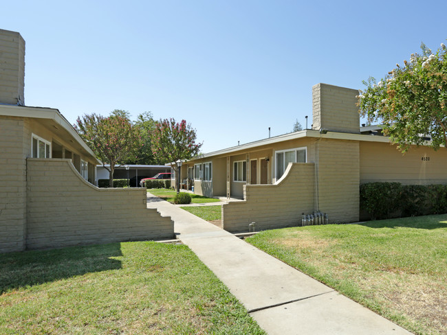 4520 E Sierra Madre Ave in Fresno, CA - Building Photo - Building Photo