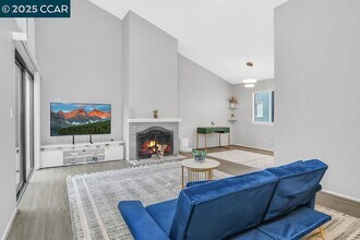 1072 Maywood Ln in Martinez, CA - Building Photo - Building Photo