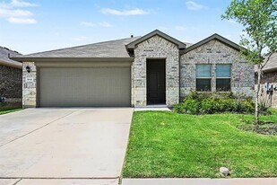 513 Bronze Cir W in Springtown, TX - Building Photo