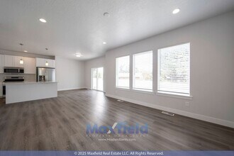 327 N Tidwell Dr. in North Salt Lake, UT - Foto de edificio - Building Photo