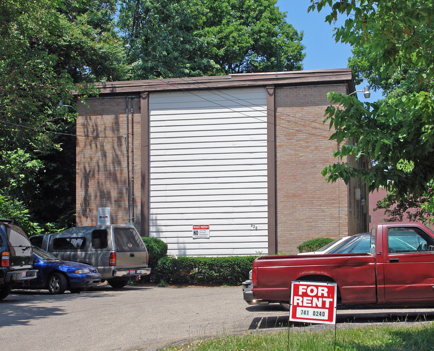 828 Oak St in Cincinnati, OH - Building Photo