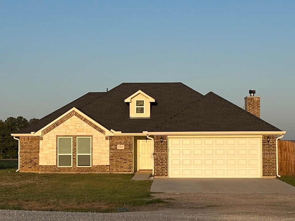 3322 Springfield Rd in Springtown, TX - Building Photo