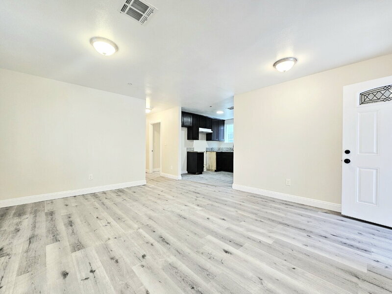 321 E 103rd St in Los Angeles, CA - Building Photo