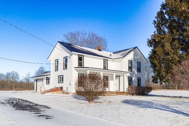 3013 Daansen Rd in Walworth, NY - Foto de edificio