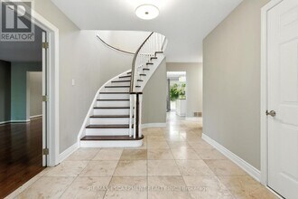 1624 Gallant Dr in Mississauga, ON - Building Photo - Building Photo