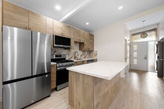 5410 Baja Dr in San Diego, CA - Building Photo - Building Photo